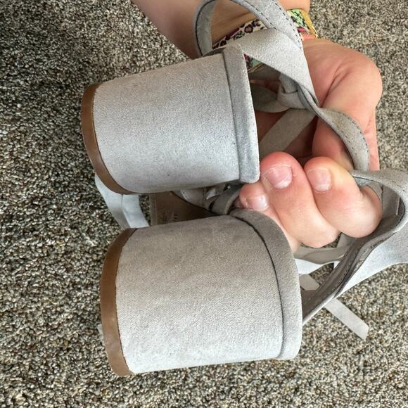 Madden Girl Strappy Gray Wrap Around Block Heels Size 8.5 Faux Suede - Picture 4 of 11